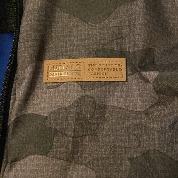 Buffalo reversible vest size 14/16 camo one side and blue with faux fur top opp - Picture 3 of 7